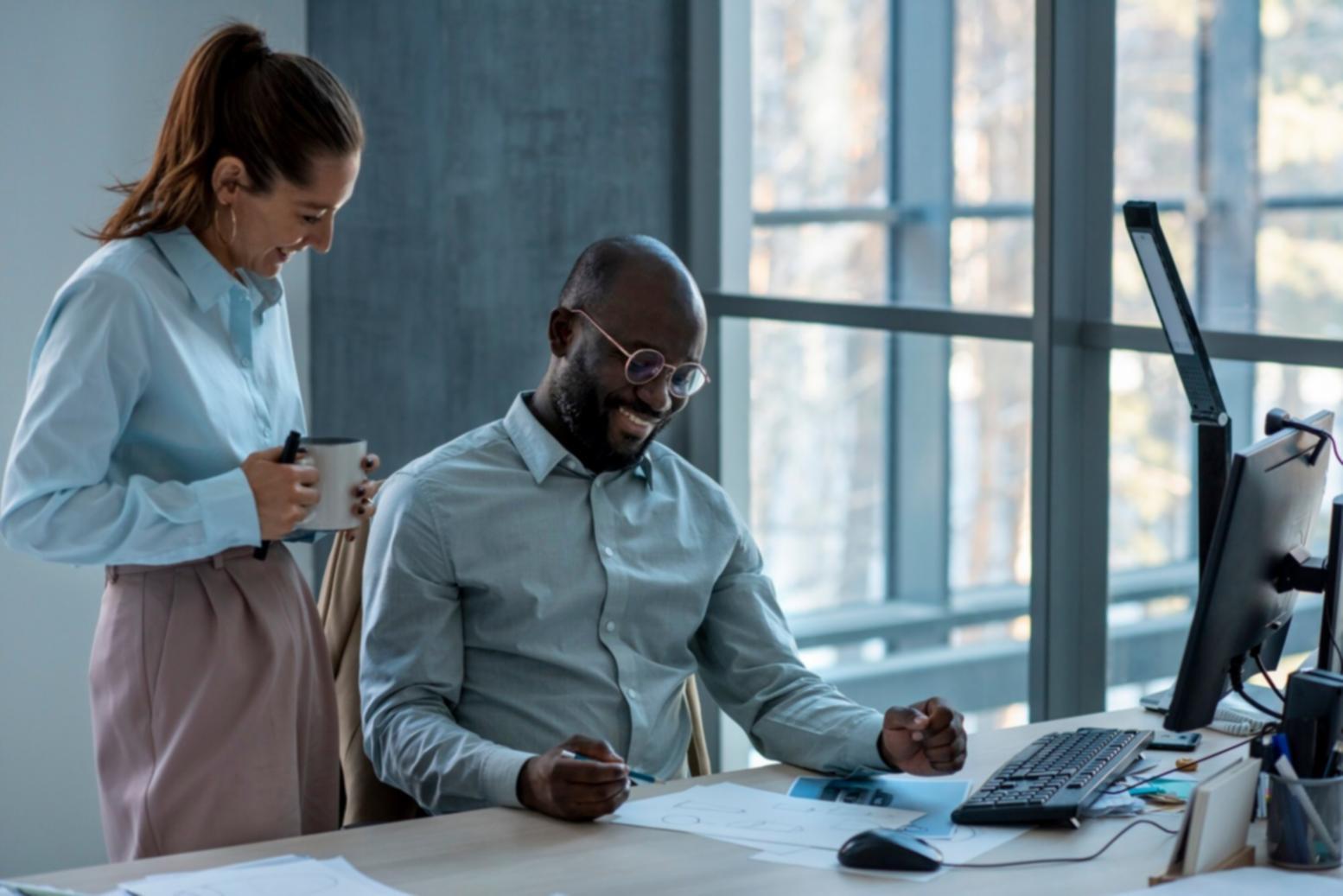 Процесс настройки CRM-системы - рабочее место с документами и компьютером